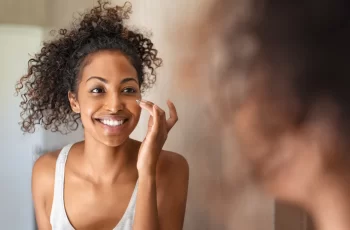 How to Use a Moisturizing Night Mask